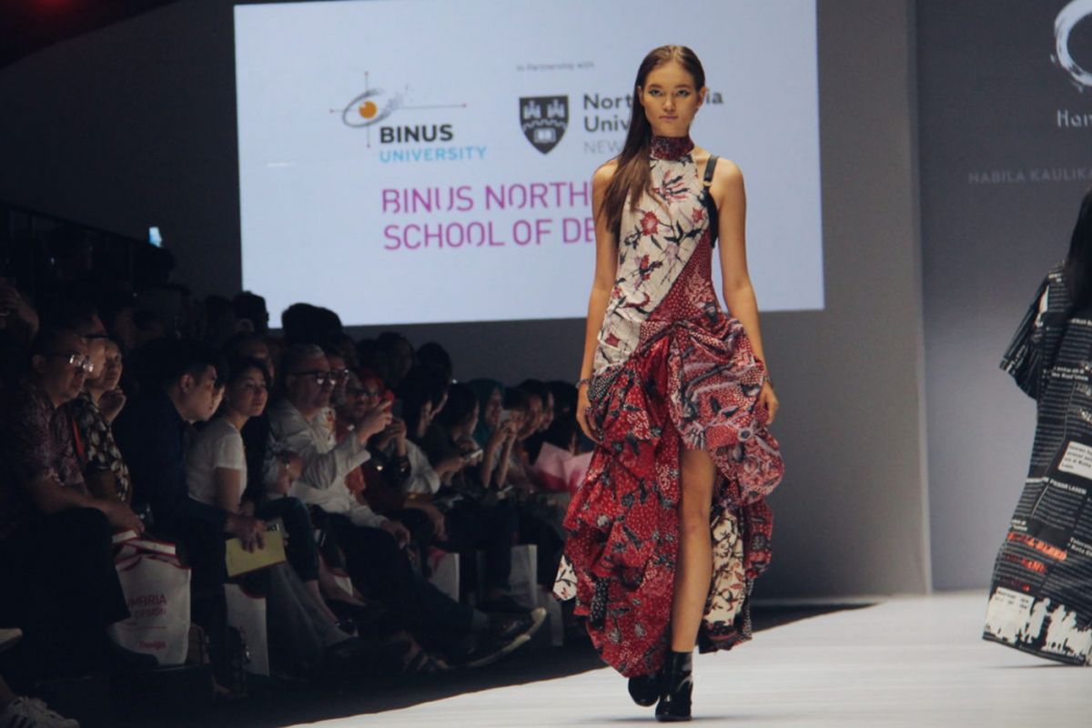 12 mahasiswa Binus Northumbria School of Design berkesempatan memamerkan karya busana ready-to-wear  terinspirasi motif batik dari kota Lasem, Jawa Tengah dalam Fashion Tent Jakarta Fashion Week 2019 Senayan City (23/10/2018).