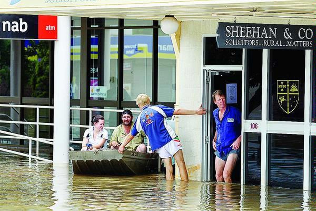 Sejumlah penduduk di Chinchilla, Queensland, Australia, meng evakuasi barang-barang- nya dengan perahu setelah seluruh kota itu terendam banjir yang terburuk dalam beberapa dekade terakhir, Selasa (28/12).