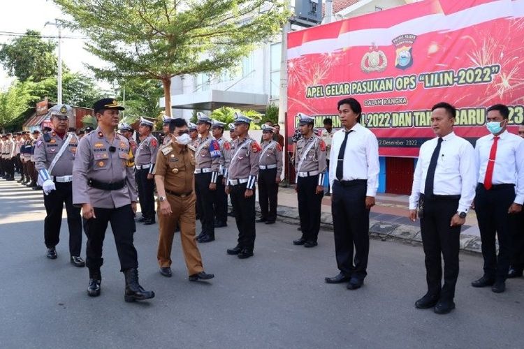 Pelaksanaan hari raya Natal 2022 dan Tahun Baru 2023, Kepolisian Resor (Polres) Palopo, Sulawesi Selatan, Apel Gelar pasukan dalam rangka operasi kepolisian terpusat “Lilin 2022”. di halaman Mako Polres Palopo, Kamis (22/12/2022)