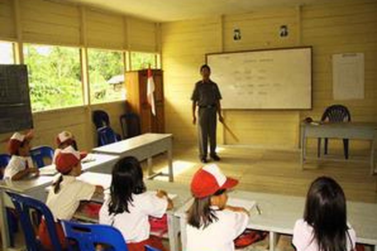 Ilustrasi: Nasib guru honorer sebenarnya bisa sedikit lebih baik apabila pemerintah daerah kabupaten/kota membantu menambah anggaran dalam BOS. 