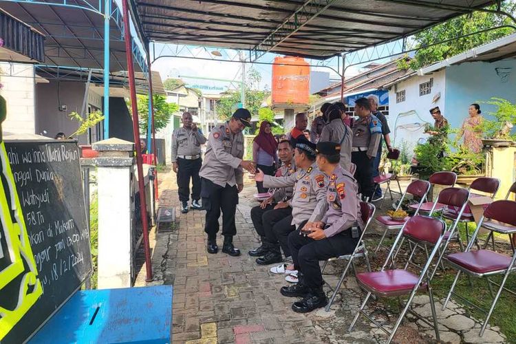 MELAYAT: Anggota Polrestabes dan Kapolsek Candisari melayat ke rumah ke duka di Candisari, Kota Semarang, Minggu (18/2/2024).