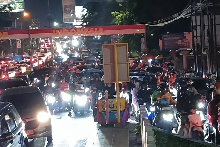 Stuasi arus balik libur Lebaran 2026 di Jalur Puncak, Kabupaten Bogor, terjadi pada Selasa (24/3/2026) malam. Sebanyak 41.800 kendaraan roda empat tercatat telah meninggalkan kawasan wisata menuju arah bawah atau Jakarta dan sekitarnya.