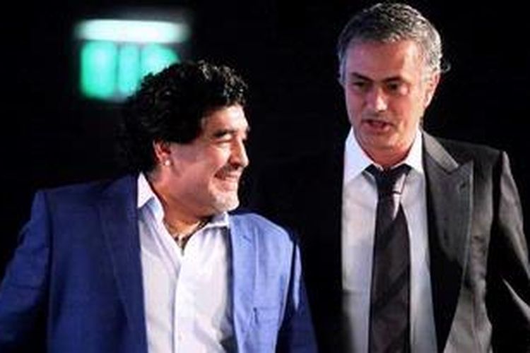 Legenda sepak bola Argentina, Diego Maradona (kiri) dan pelatih Real Madrid, Jose Mourinho, berjalan bersama sebelum menghadiri diskusi pada sesi pertama Konferensi Olahraga Internasional, di Dubai, Jumat (28/12/2012). 