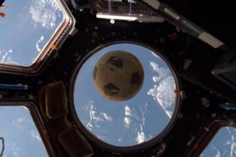 Bola sepak ini dibawa astronot Ellison Onizuka dalam misi Challenger yang berujung bencana pada 1986. Bola ini kemudian dibawa astronot AS Shane Kimbrough dalam misi di stasiun angkasa internasional (ISS).