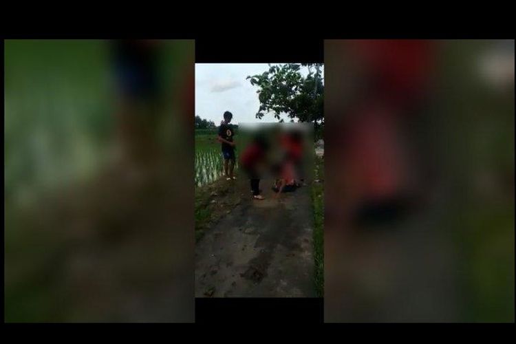 Video seorang remaja putri di Indramayu menjadi korban perundungan atau bullying dua temannya, disaksikan dua remaja pria yang diduga pacar yang diperebutkan, di sebuah areal pemakaman umum, yang viral di media sosial. 