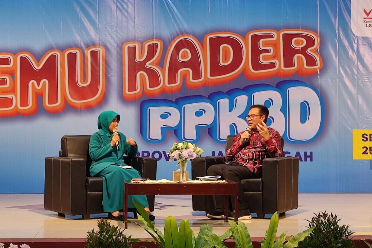 Kepala Badan Kependudukan dan Keluarga Berencana Nasional (BKKBN) Dokter Hasto saat melakukan kunjungan kerja (kunker) ke Semarang, Jawa Tengah (Jateng), dalam rangka memberikan arahan pada Kegiatan Temu Kader Pembantu Pembina Keluarga Berencana Desa (PPKBD) di Sasana Widya Praja, Badan Pengembangan Sumber Daya Manusia Daerah (BPSDMD) Provinsi Jateng, Semarang, Senin (25/3/2024).