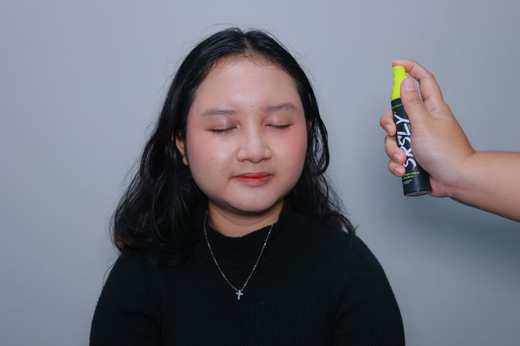 Setelah selesai mengaplikasikan produk, semprotkan setting spray ke seluruh permukaan wajah.