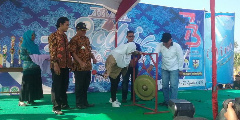 Bupati Kendal, Mirna Anissa, saat membuka Kali Bodri Culture Festival. Kompas?com/Slamet Priyatin