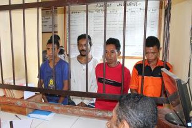 Empat pelaku pencurian sepeda motor dinas milik Badan Ketahanan Pangan dan Pelaksana Penyuluhan (BKP3), Kabupaten Timor Tengah Utara (TTU) dijebloskan dalam sel tahanan Mapolres TTU. .seorang pelaku  Antonio Luan (baju putih) adalah warga negara Timor Leste