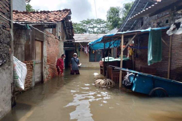 Pemukiman warga di Kelurahan Tegal Alur Jakarta Barat terendam banjir, Rabu (19/1/2022).