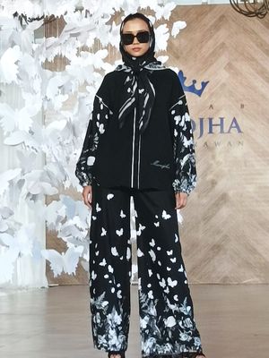 Busana muslim Mandjha Hijab di fashion show Raya Collection 2022 pada Rabu (23/2/2022).