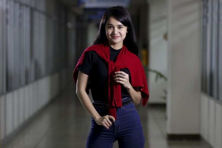 Pemain film One Fine Day, Michelle Ziudith berpose saat mengunjungi kantor redaksi Kompas.com, Jakarta, Kamis (24/8/2017). Film yang disutradarai oleh Asep Kusdinar ini akan tayang Oktober 2017. KOMPAS IMAGES/KRISTIANTO PURNOMO