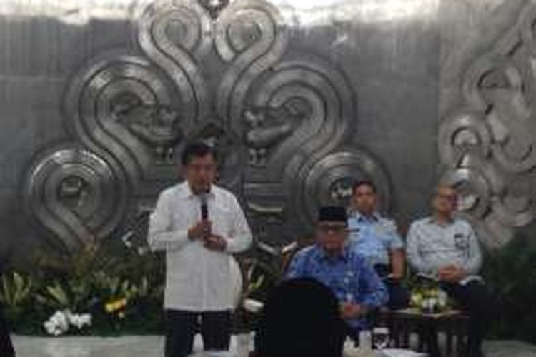 Wakil Presiden Jusuf Kalla saat menyampaikan sambutan ketika menerima anggota KORPRI Teladan Tahun 2016 di Kantor Wapres, Senin (28/11/2016).
