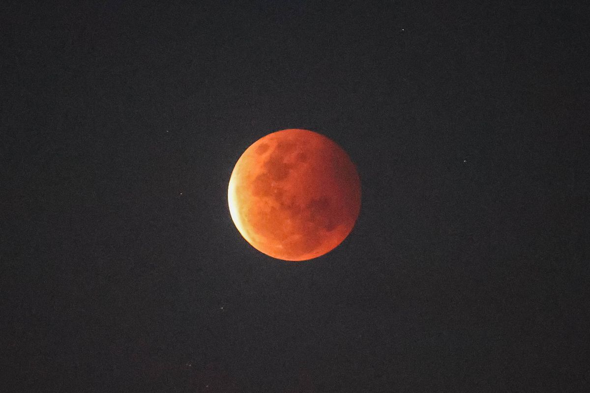 Bayangan bumi menutupi permukaan bulan saat terjadinya gerhana bulan yang terpantau dari kawasan Candi Plaosan, Prambanan, Klaten, Jawa Tengah, Rabu (26/5/2021). Badan Meteorologi Klimatologi Geofisika (BMKG) menyebutkan fenomena alam gerhana bulan yang terjadi pada Rabu (26/5/2021) biasa disebut 'super blood moon'