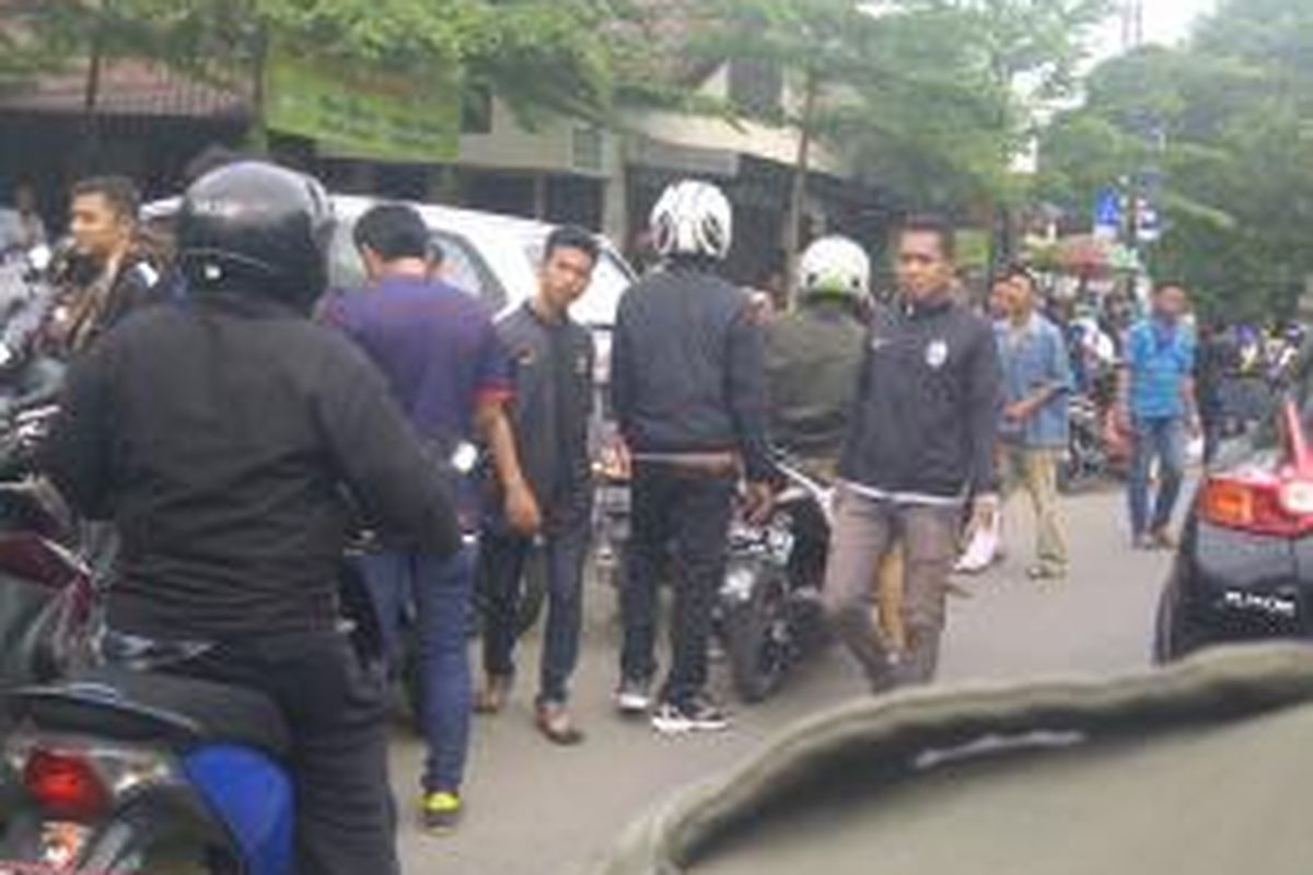Aksi para calo di sekitar Pengadilan Negeri Jakarta Selatan, Jumat (12/12/2014) pagi, mengakibatkan kemacetan panjang. Mereka menawarkan jasa untuk menghadapi sidang pelanggaran pengendara bermotor secara cepat.