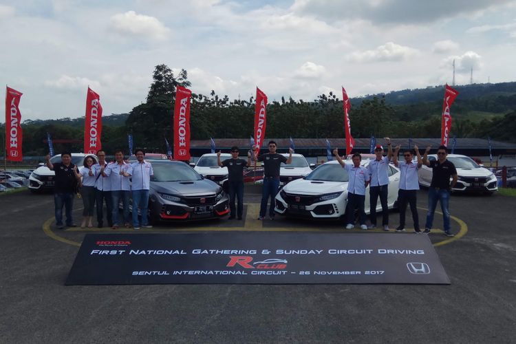 Anggota Komunitas Honda Civic type R atau yang disapa R Club, tengah menjajal Sirkuit Internasional Sentul, Bogor Jawa Barat, untuk pertama kali. Kegiatan dilakukan di sela-sela gelaran kejuaraan Indonesia Sentul Series of Motorsport (ISSOM), Minggu (26/11/2017).