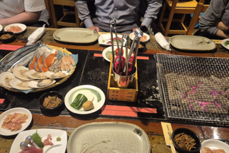 Robatayaki, hidangan makanan laut segar yang dipanggang di atas arang, diyakini berasal dari Kushiro. 