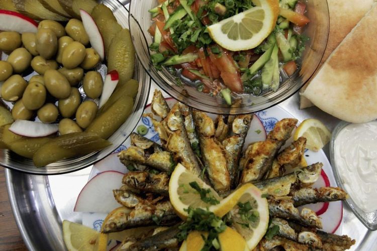 Sayuran segar, zaitun, dan ikan adalah bagian dari diet Mediterania yang dapat membantu orang tetap kuat sampai tua.