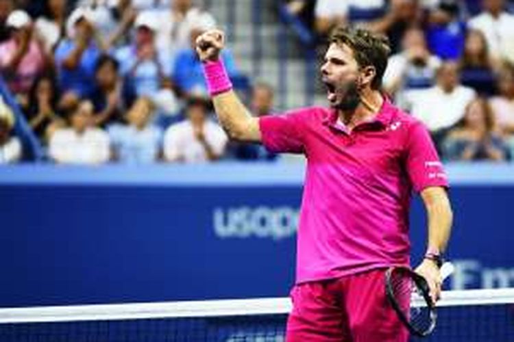 Petenis Swiss, Stan Wawrinka, bereaksi saat melawan Novak Djokovic (Serbia) pada babak semifinal AS Terbuka di USTA Billie Jean King National Tennis Center, New York, Minggu (11/9/2016).