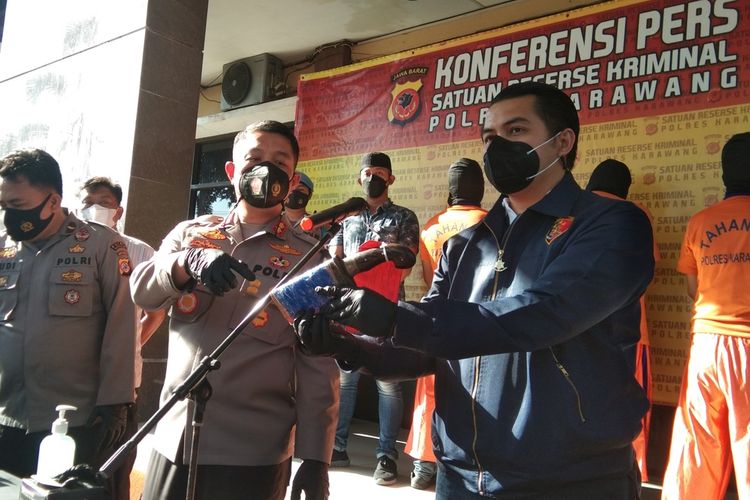 Kapolres Karawang AKBP Aldi Subartono, Kasat Reskrim Polres Karawang AKP Oliestha Ageng Wicaksana beserta jajaran menunjukkan barang bukti perusakan kantor finance dan hotel di Karawang saat memberikan keterangan pers di Mapolres Karawang, Jumat (17/9/2021).