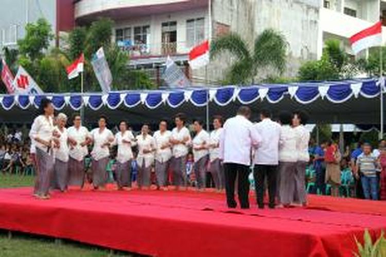 Kelompok tari Mahamba tampil dalam Festival Bantik 2013 di Manado.