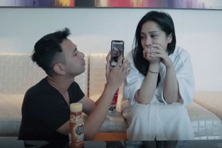 Pasangan suami istri Raffi Ahmad dan Nagita Slavina saat mengklarifikasi video syur yang beredar di media sosial.