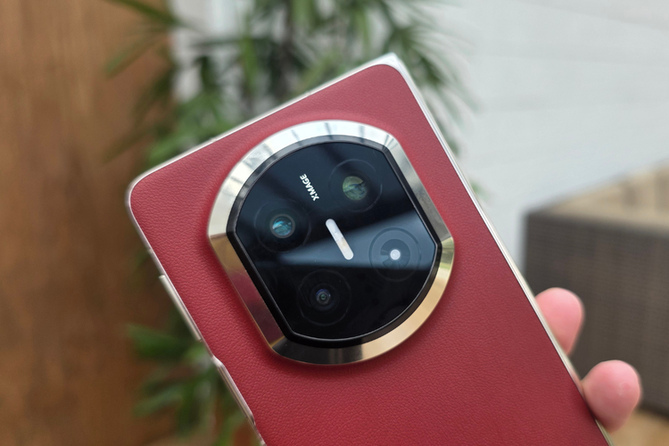 Huawei Mate X7 membawa tiga kamera belakang, terdiri dari kamera utama 50 MP RYYB dengan aperture variabel (f/1.4?4.0) dan OIS, kamera telefoto makro 50 MP dengan 3,5x optical zoom, serta kamera ultrawide 40 MP.