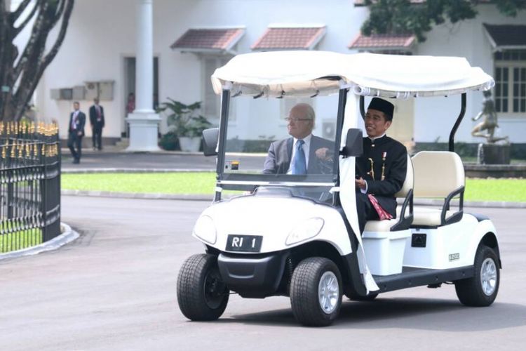 Presiden Joko Widodo saat menyambut Raja Swedia Carl XVI Gustaf di Istana Bogor, Senin (22/5/2017).