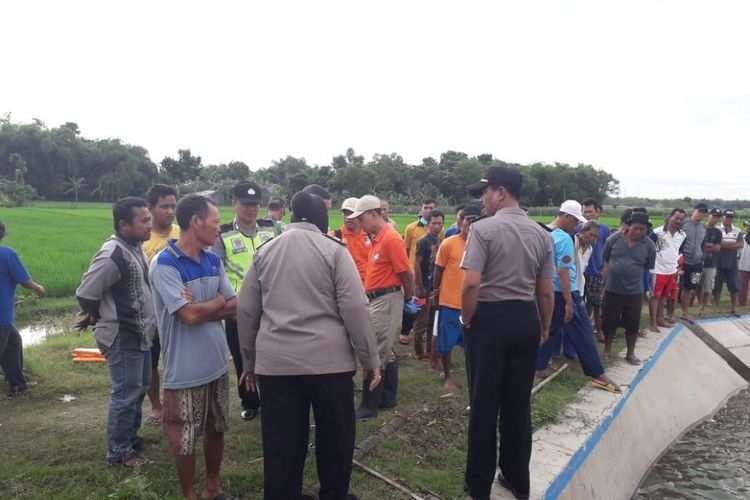 Masyarakat dihebohkan dengan penemuan mayat di saluran irigasi Waduk Kedungombo wilayah Desa Depok, Kecamatan Toroh, Kabupaten Grobogan, Jawa Tengah, Senin (24/12/2018).‎