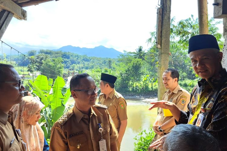 Gubernur Jawa Tengah Ganjar Pranowo saat meninjau jembatan Ngembik, di Sungai Progo, Kecamatan Magelang Utara, Kota Magelang, Jawa Tengah, Senin (8/5/2023).