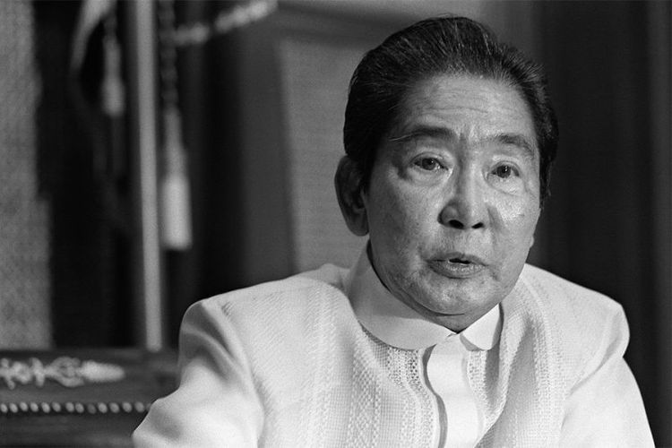 Presiden Filipina Ferdinand Marcos diwawancarai pada 11 Maret 1985, oleh Georges Biannic, direktur regional Agence France Presse untuk Asia dan Pasifik, di Istana Malacanang, Manila. (AFP/Romeo Gacad)