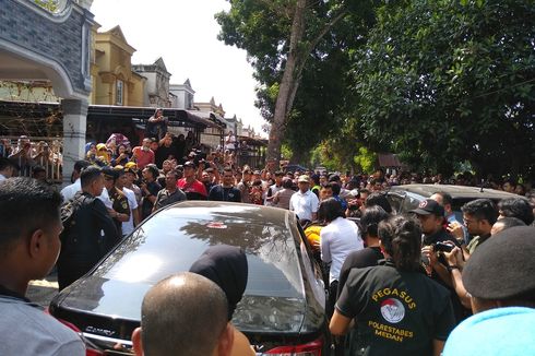 Rekonstruksi Pembunuhan Hakim PN Medan Kembali Digelar, Warga Soraki Para Tersangka