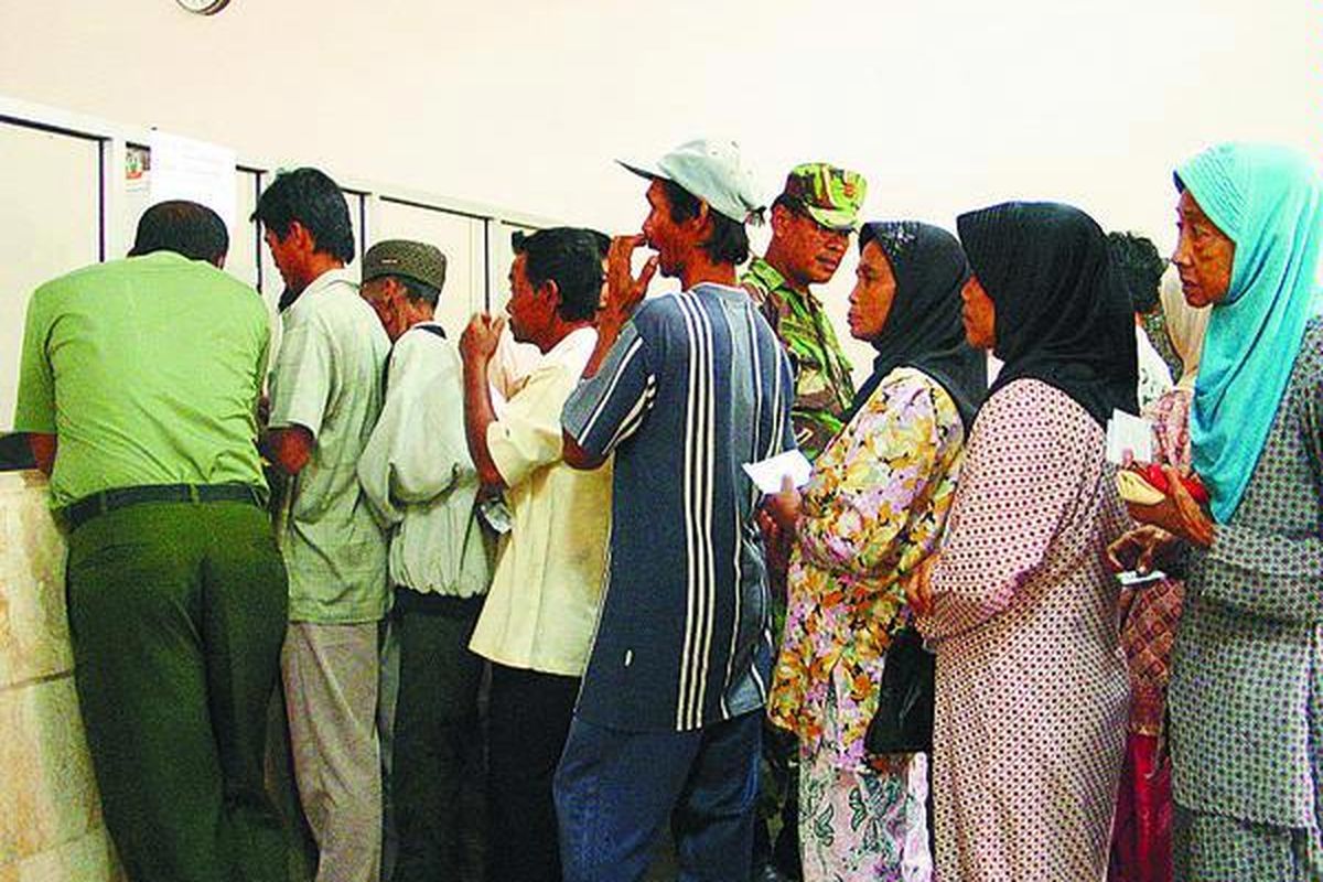 Warga berdesakan antre mendapatkan dana bantuan langsung tunai (BLT) di Kantor Pos Cabang Mungkid, Kabupaten Magelang, Kamis (10/7). Warga desa di Magelang memilih diam ketika dana BLT yang menjadi hak mereka dipotong oleh aparat dusun, sedangkan di Kediri, Jawa Timur, warga protes