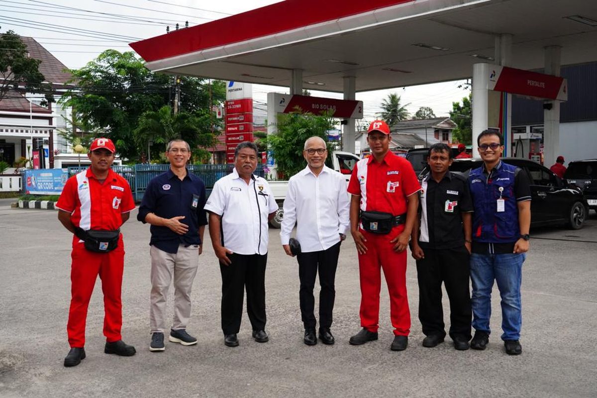 Anggota Komite BPH Migas Basuki Trikora Putra dan Eman Salman Arief berfoto bersama petugas di salah satu SPBU di Pangkalpinang, Bangka Belitung, Kamis (27/4/2023).