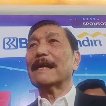 Ketua DEN Luhut Binsar Pandjaitan usai menghadiri acara 1 Tahun Pemerintahan Prabowo Gibran di Jakarta, Kamis (16/10/2025). 