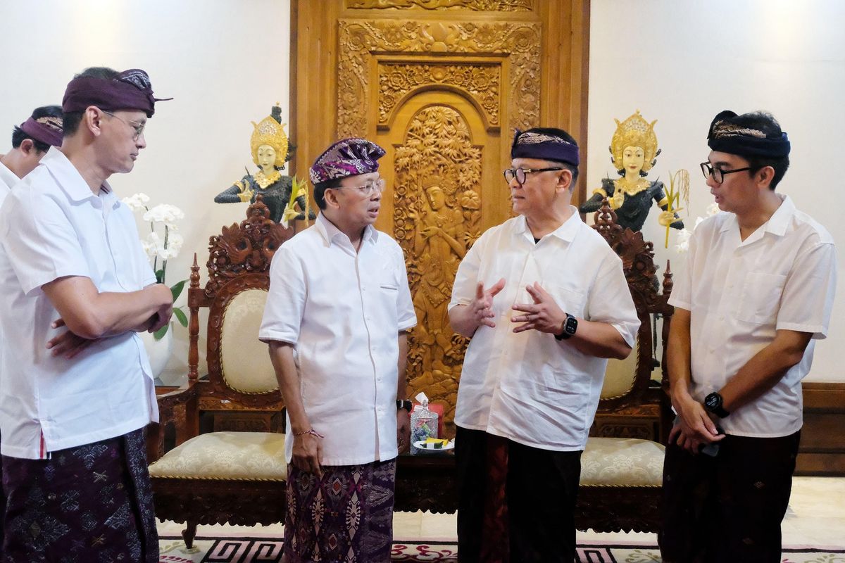 Pelaksana Tugas (Plt) Direktur Utama Jasa Raharja Rubi Handojo bersama Direktur Keuangan Bayu Rafisukmawan, Sekretaris Perusahaan Jasa Raharja Dodi Apriansyah, Kepala Divisi Human Capital Jasa Raharja Akhdiya Setya Purnama, dan Kepala Jasa Raharja Kantor Wilayah Bali Bapak Benyamin Bob Panjaitan melakukan audiensi dengan Gubernur Bali I Wayan Koster.