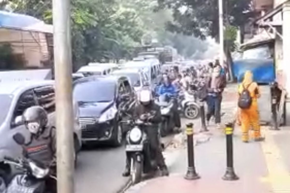 Sebuah mobil ambulans terjebak di kemacetan di Jalan Raya Lenteng Agung, Jagakarsa, Jakarta Selatan pada Senin (5/7/2021) pagi.