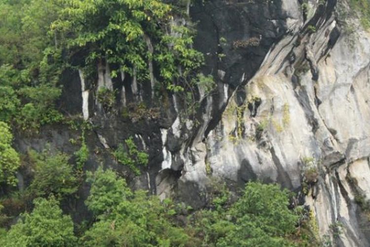 Batu Gantung yang terletak di Parapat, Danau Toba, Sumatera Utara