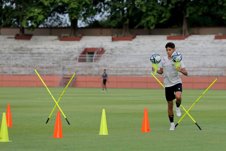 Jelang laga pamungkas babak penyisihan Grup A Piala Dunia U17 2023 Indonesia melawan Maroko, pemain Timnas Indonesia Welber Jardim latihan di Stadion Gelora 10 November Surabaya, Jawa Timur, Rabu (15/11/2023) sore.