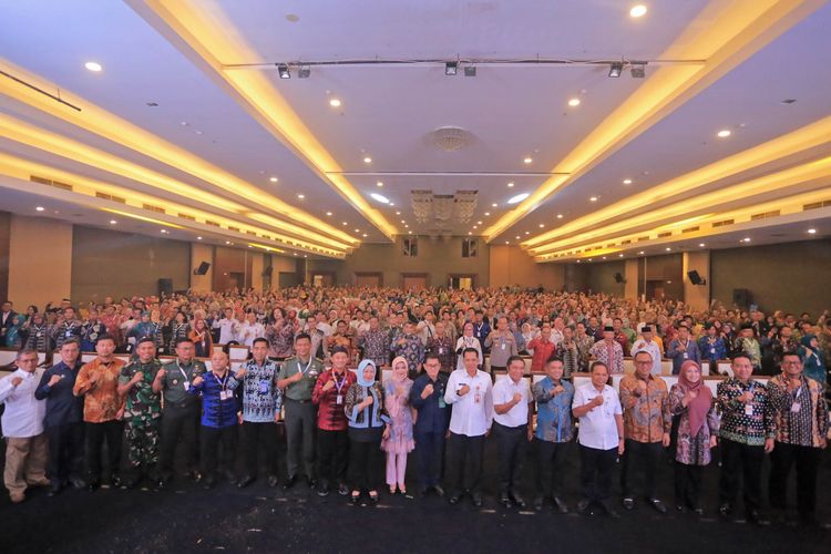 Sesi foto bersama pada Rapat Kerja Kesehatan Daerah (Rakerkesda) Tingkat Provinsi Banten Tahun 2024 di Hotel Great Western Resort, Kota Tangerang, Rabu (29/5/2024).