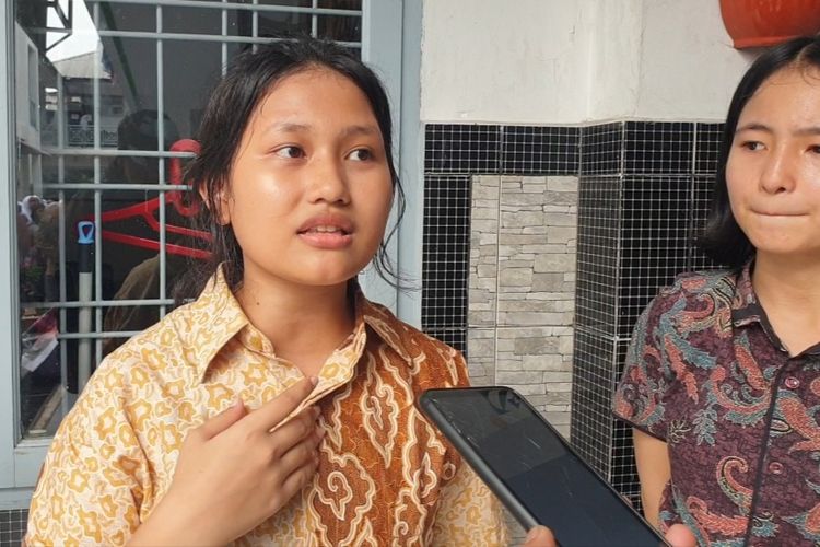 Bernadetha Maria Christy Manalu (17) saat diwawancarai di SMK N 10 Medan pada Kamis (6/2/2025). Kala itu, dia bersama ratusan siswa lainnya menggelar demonstrasi karena gagal daftar SNBP akibat kelalaian sekolah. 