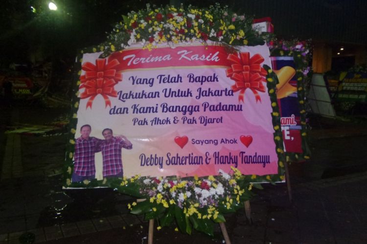 Karangan bunga Debby Sahertian di Balai Kota Jakarta, Jalan Medan Merdeka Selatan, Jakarta Pusat, Rabu (26/4/2017) malam.