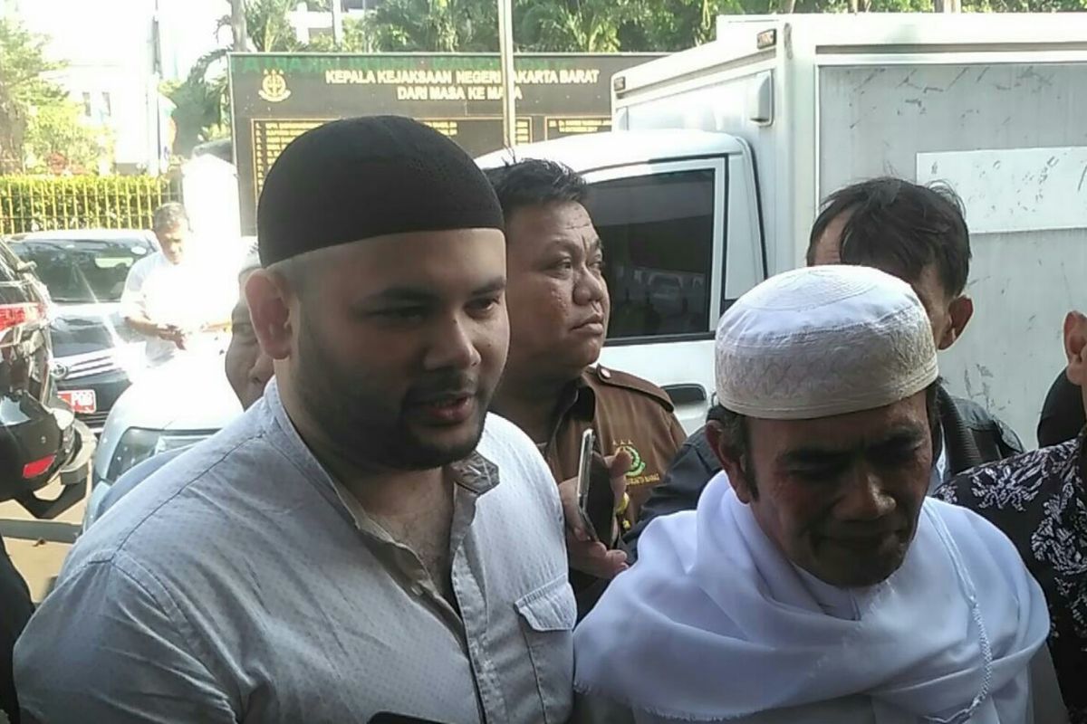 Ridho Rhoma didampingi Rhoma Irama tiba di Kejaksaan Negeri Jakarta Barat, Kembangan, Jumat (12/7/2019).