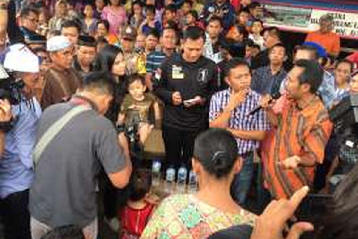 Calon gubernur DKI Jakarta, Agus Harimurti Yudhoyono di Kampung Pesing Koneng, Jakarta Barat, Kamis (3/11/2016).