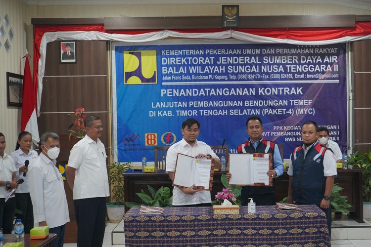 Pendantangan kontrak proyek Lanjutan Pembangunan Bendungan Temef (Paket-4) di aula kantor Balai Wilayah Sungai Nusa Tenggara 2 pada Senin (11/7/2022). 