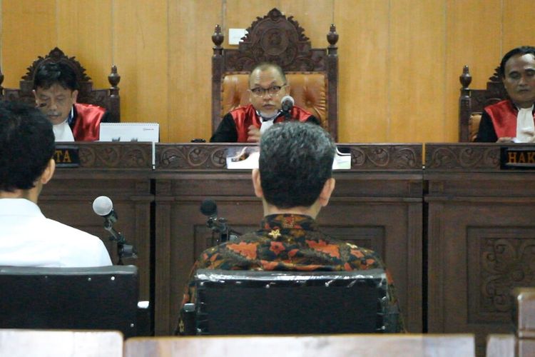 Mantan Kepala Imigrasi Mataram, Kurnadie dituntut 7 tahun penjara, sementara Yusriansyah anak buahnya dituntut 5 tahun penjara.