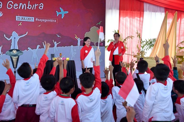 Presiden Joko Widodo bermain sulap dalam acara Hari Anak Nasional 2017 di Pekanbaru, Riau, Minggu (23/7/2017).