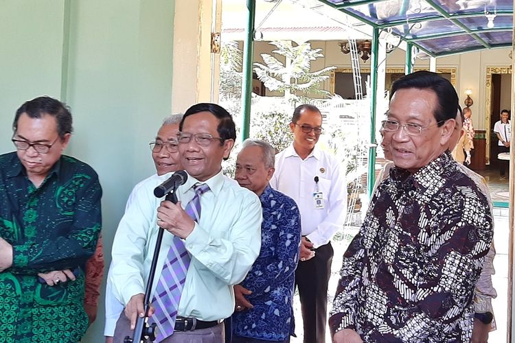 Menko Polhukam, Mahfud MD bersama Gubernur DIY Sri Sultan HB X saat memberikan keterangan kepada wartawan usai melakukan pertemuan.