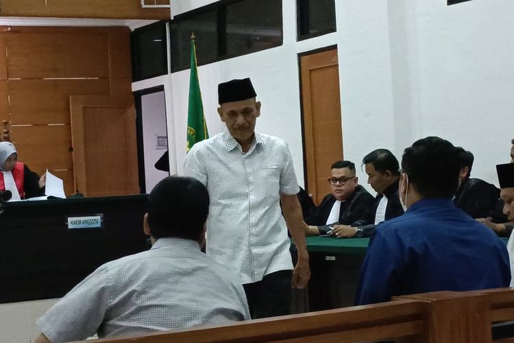 Kades Kohod Arsin didakwa menerima gratifikasi di kasus pagar laut di perairan Tangerang, Banten di Pengadilan Tipikor Serang, Selasa (30/9/2025).