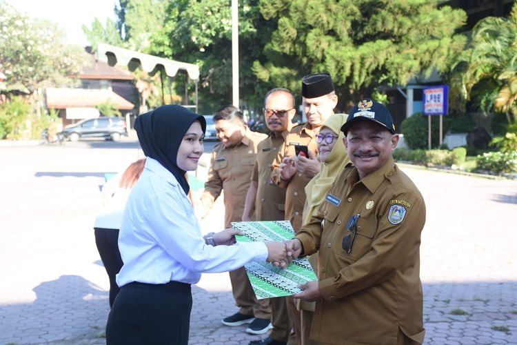 Serah terima SK PPPK di Halaman Pemkab Situbondo antara Bupati Situbondo Karna Suswandi dengan tenaga kesehatan pada Senin (19/6/2023).